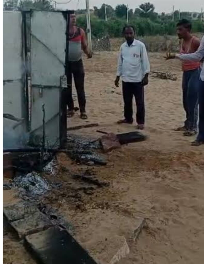 पुलिस थाना जसरासर क्षेत्र के गांव गुदुसर की रोही में स्थित एक झोपडी में आग लगने से पांच वर्षीय बालक की जलने से मौके पर मौत हो गई।