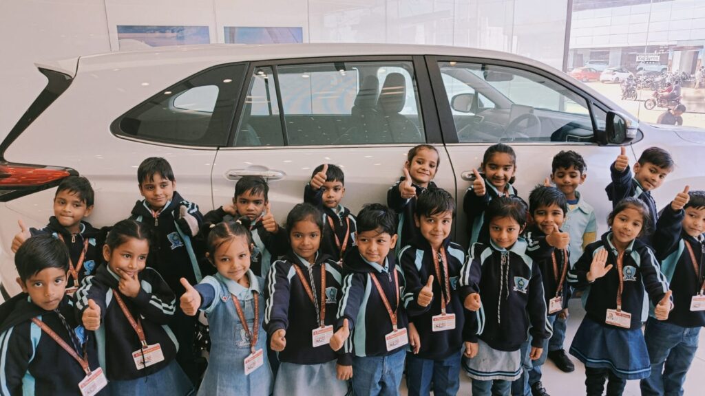 Mahesh School के नन्हे छात्रों का Kia–Nexa कार शोरूम पर शैक्षणिक भ्रमण