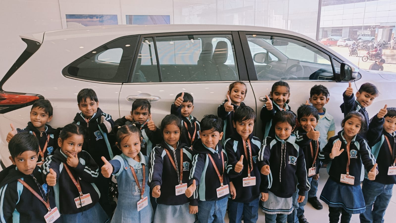 Mahesh School के नन्हे छात्रों का Kia–Nexa कार शोरूम पर शैक्षणिक भ्रमण