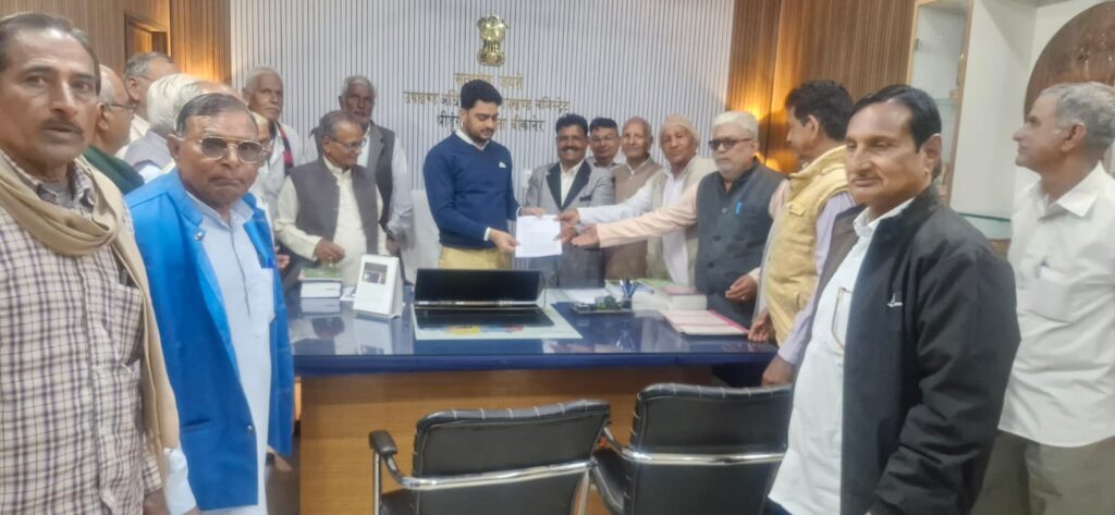 पेंशनर समाज द्वारा प्रधानमंत्री वित मंत्री के नाम का ज्ञापन उपखंड अधिकारी शुभम शर्मा Shridungargarh को सोपा