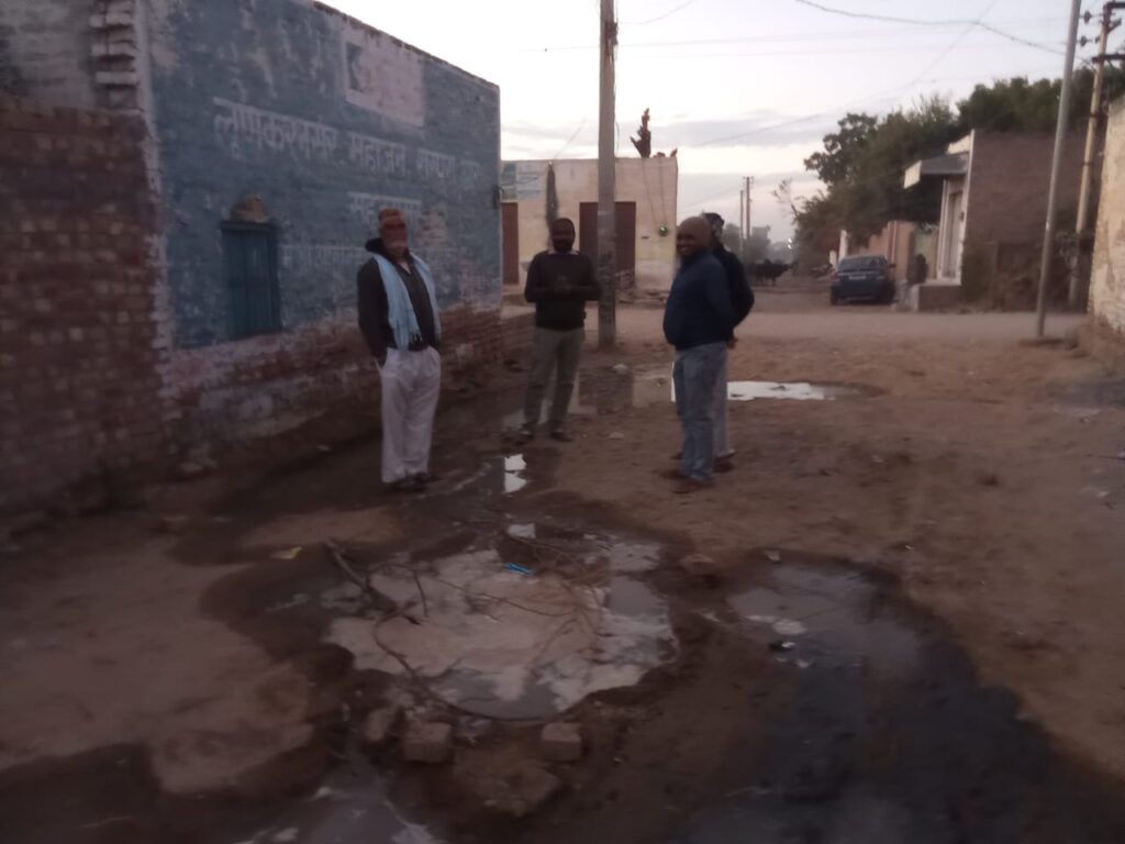Ward 32 में टूटी पाइप लाइन से हजारों लीटर पानी व्यर्थ, वार्डवासियों में रोष