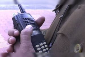 Jaipur में पुलिसकर्मी को बोनट पर लटका ट्रक दौड़ाया:9एंट्री में घुसने से था रोका, लोगों ने वाहन आगे लगाकर रुकवाया