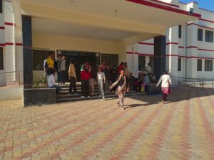 राजकीय महाविद्यालय मोमासर में BA प्रथम सेमेस्टर छात्रों का प्रदर्शन, कॉलेज पर ताला लगाकर गेट के आगे