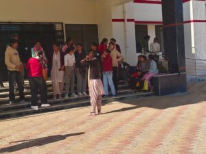राजकीय महाविद्यालय मोमासर में BA प्रथम सेमेस्टर छात्रों का प्रदर्शन, कॉलेज पर ताला लगाकर गेट के आगे