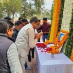 शहीद दिवस पर गांधी पार्क में श्रद्धांजलि कार्यक्रम, गांधीजी की प्रतिमा पर पुष्प अर्पित किए