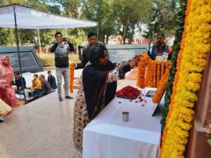 शहीद दिवस पर गांधी पार्क में श्रद्धांजलि कार्यक्रम, गांधीजी की प्रतिमा पर पुष्प अर्पित किए