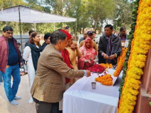 शहीद दिवस पर गांधी पार्क में श्रद्धांजलि कार्यक्रम, गांधीजी की प्रतिमा पर पुष्प अर्पित किए