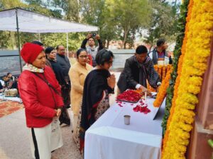 शहीद दिवस पर गांधी पार्क में श्रद्धांजलि कार्यक्रम, गांधीजी की प्रतिमा पर पुष्प अर्पित किए