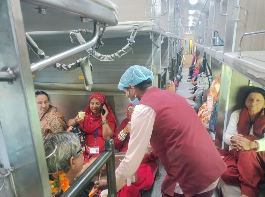 तिरुपति–पद्मावती दर्शन के लिए रवाना हुए 970 वरिष्ठ नागरिक, देवस्थान विभाग ने की निशुल्क व्यवस्था