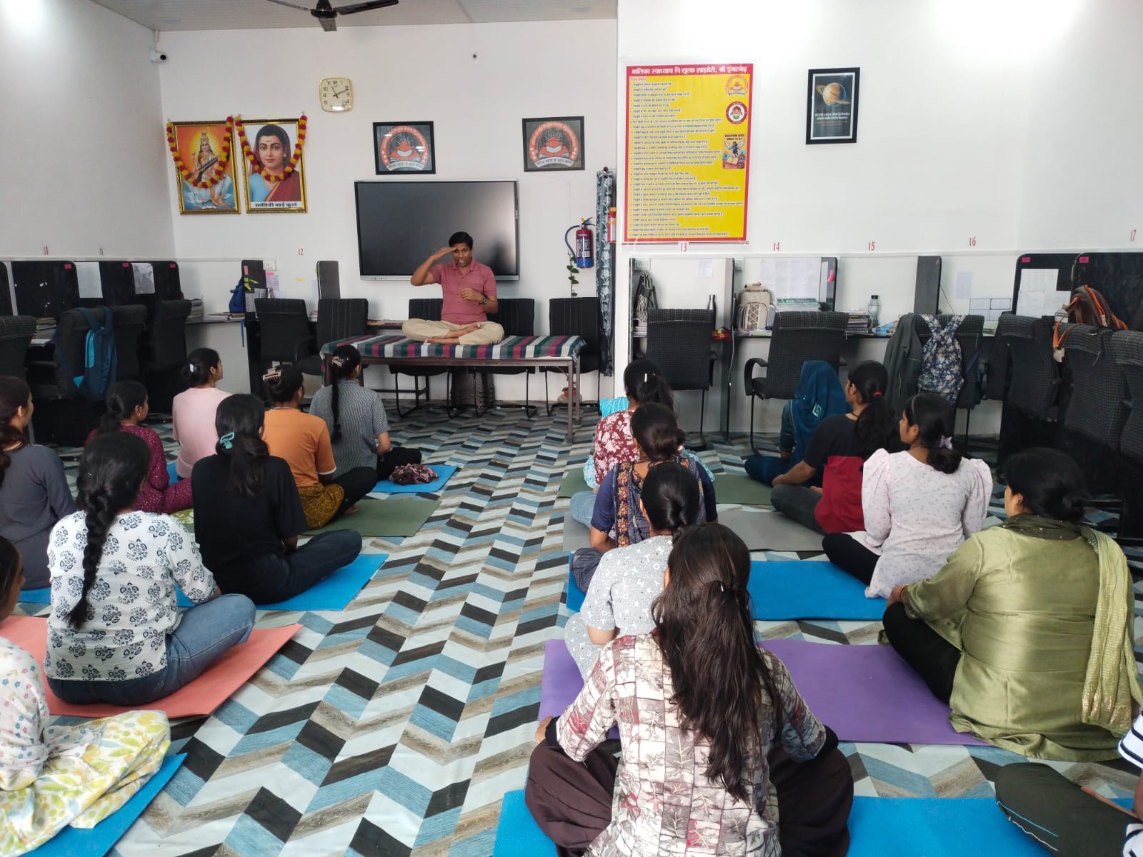 बालिका स्वाध्याय निशुल्क लाइब्रेरी में अब नियमित योग, प्राणायाम और ध्यान की कक्षाएं शुरू