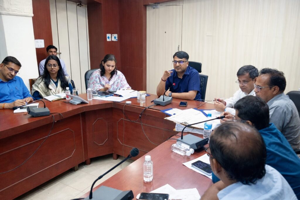जिले में डेंगू नियंत्रण को लेकर जिला कलेक्टर ने दी सख्त हिदायत