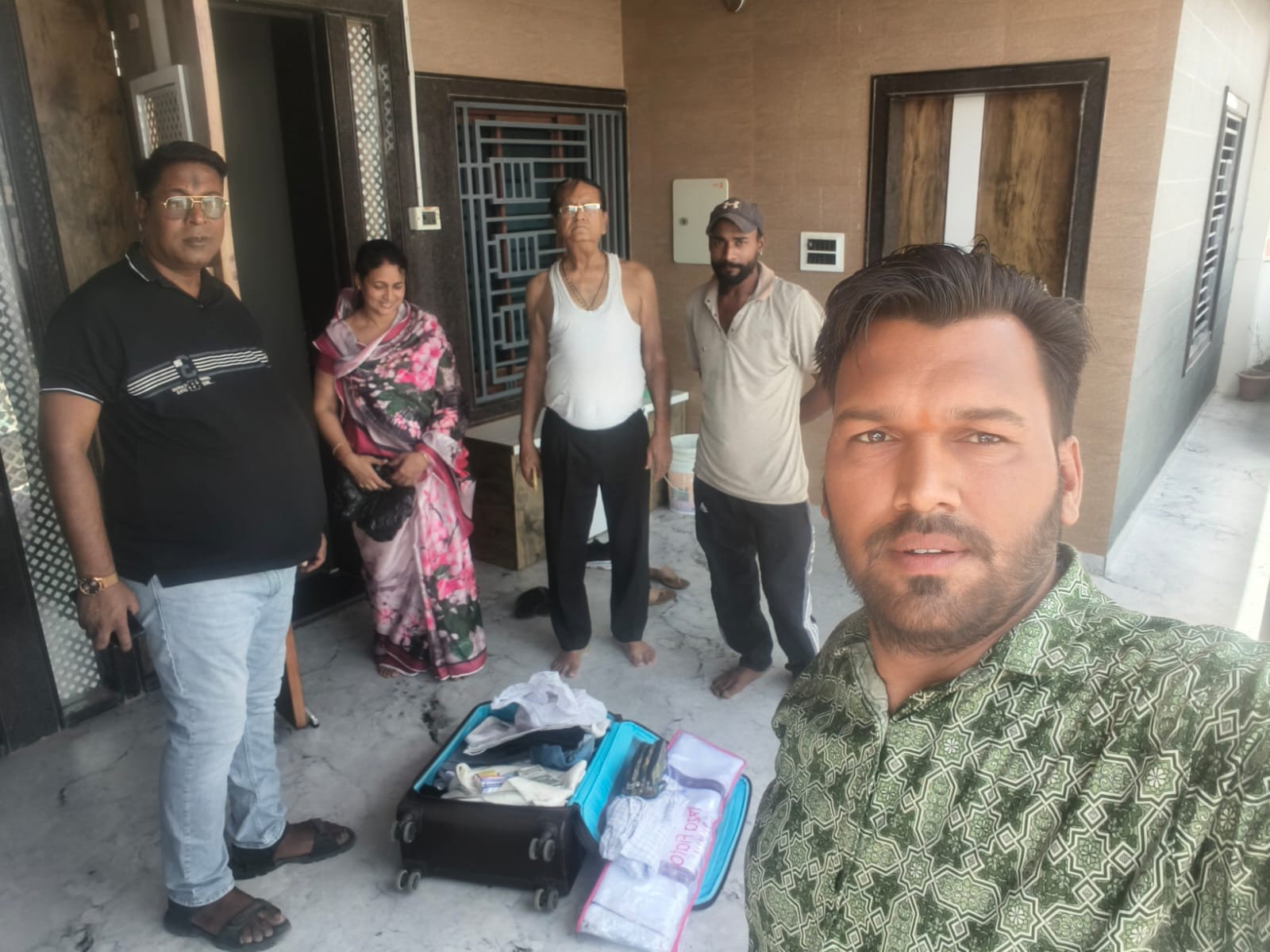 श्रीडूंगरगढ़ के कालूबास मे सड़क पर पडी अटेची मिली।रूपए सोना आदि सामान मालिक को पहुंचाने में संजय करनाणी ने की सहायता