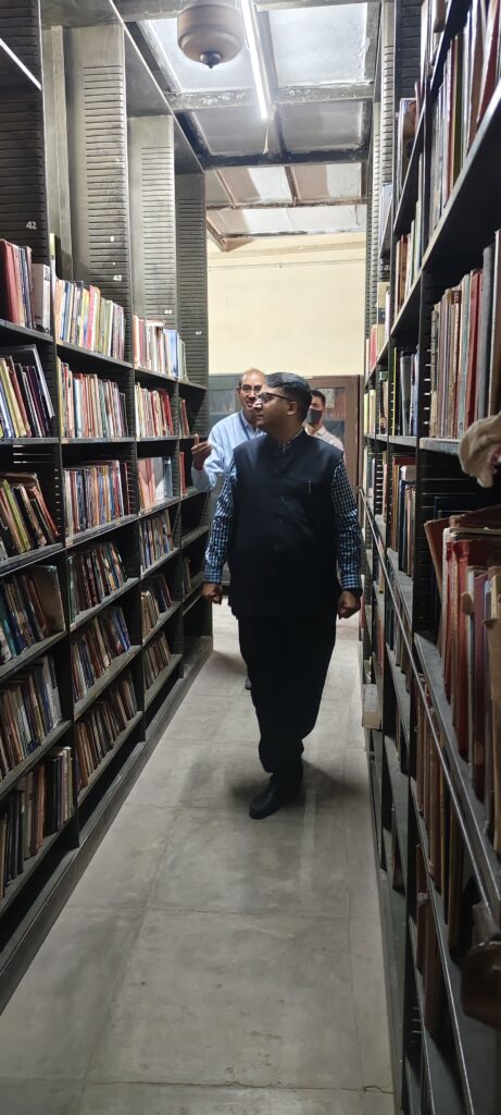 जिला कलेक्टर ने पुस्तकालय व संग्रहालय का किया निरीक्षण