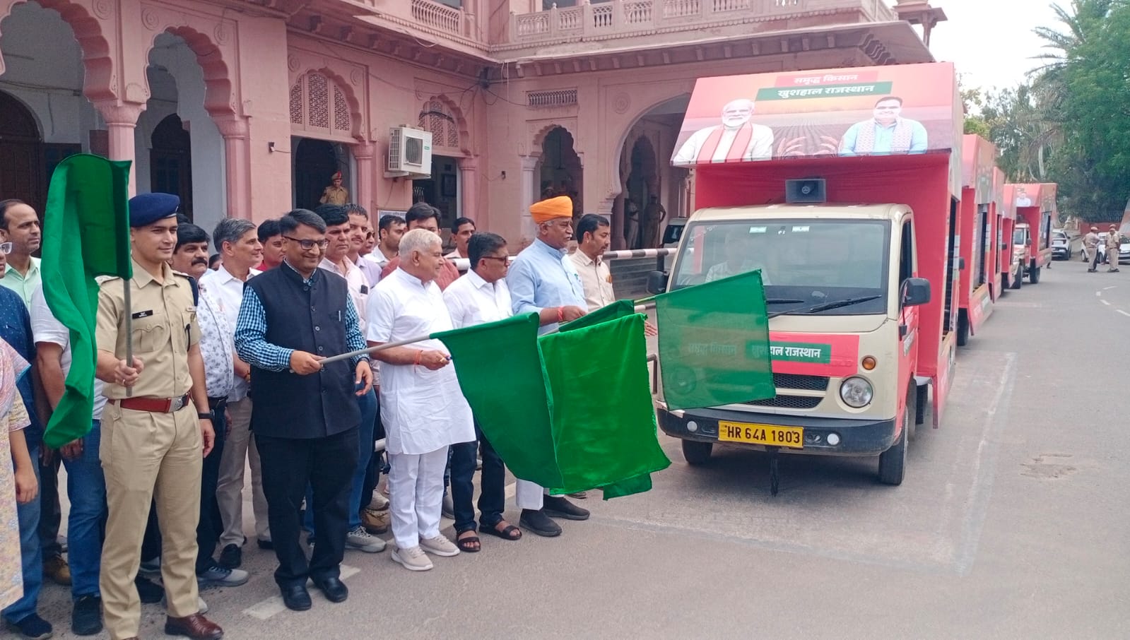 गाँव-गाँव में 'ग्राम' और सरकारी योजनाओं का प्रचार करेंगे रथ, जनप्रतिनिधियों एवं अधिकारियों ने हरी झंडी दिखा बीकानेर से किया रवाना