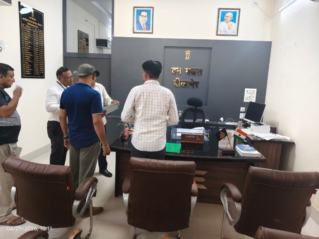 राज्य स्तर से आई टीम ने जिला मुख्यालय पर विभिन्न कार्यालयों का किया औचक निरीक्षण, अनुपस्थित मिले कार्मिकों के विरुद्ध होगी कार्रवाई