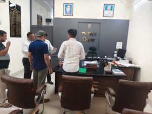 राज्य स्तर से आई टीम ने जिला मुख्यालय पर विभिन्न कार्यालयों का किया औचक निरीक्षण, अनुपस्थित मिले कार्मिकों के विरुद्ध होगी कार्रवाई