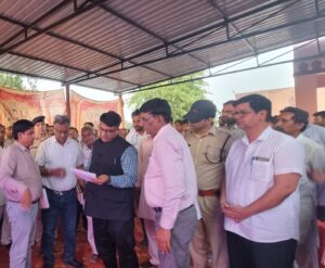 जिला कलेक्टर ने कांकड़वाला में ग्राम रथ अभियान का किया निरीक्षण