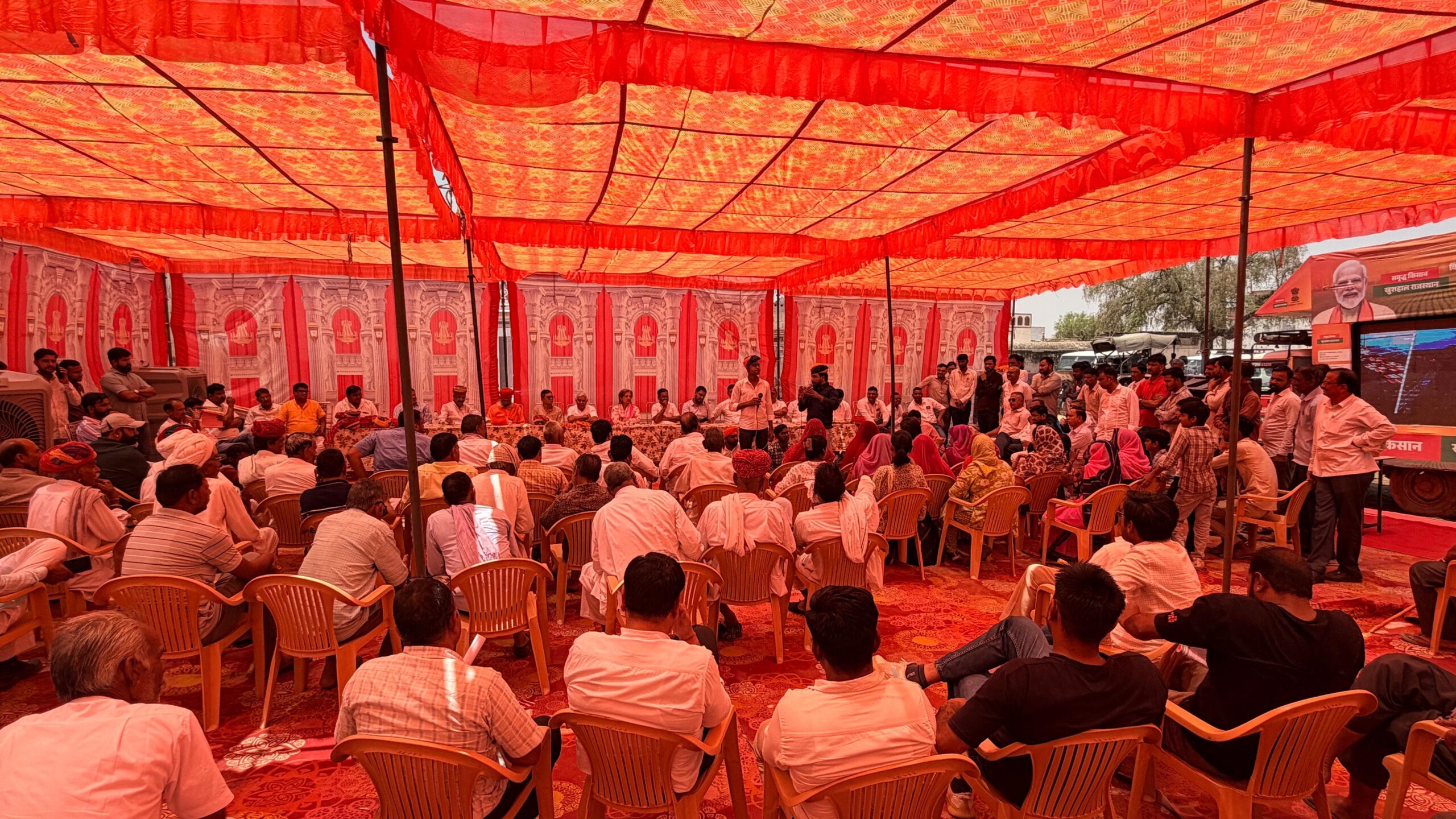 बेरासर ग्राम विकास चौपाल में ज्योति मिर्धा व ताराचंद सारस्वत ने ग्रामीणों से किया संवाद