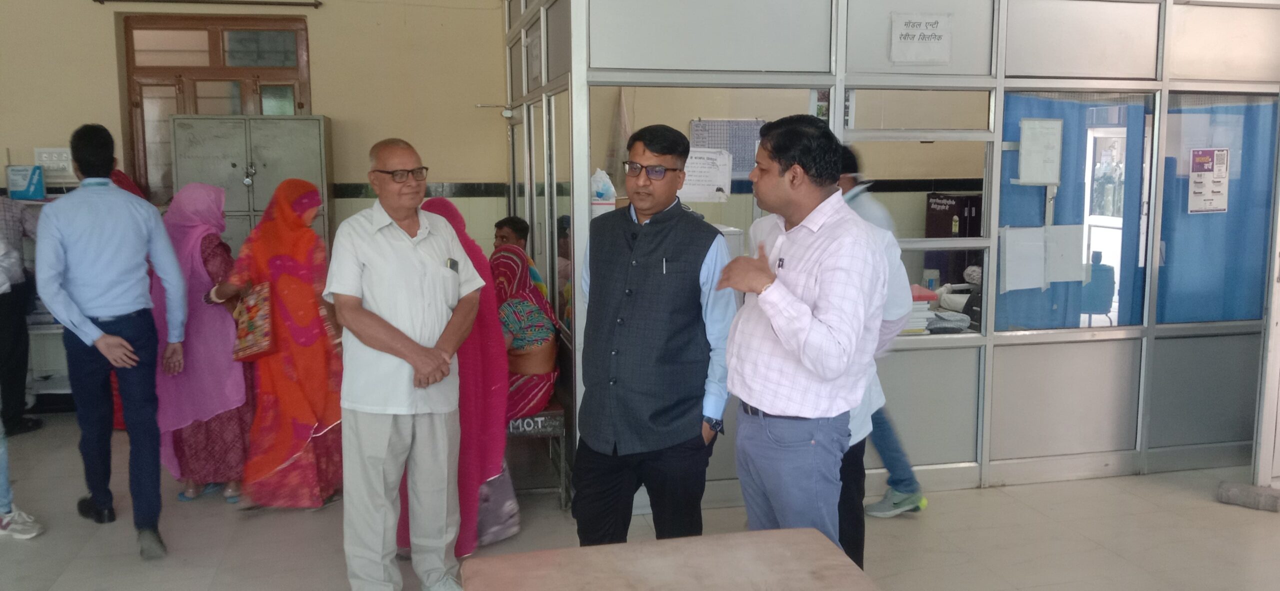 जिला कलेक्टर ने जिला अस्पताल का किया औचक निरीक्षण