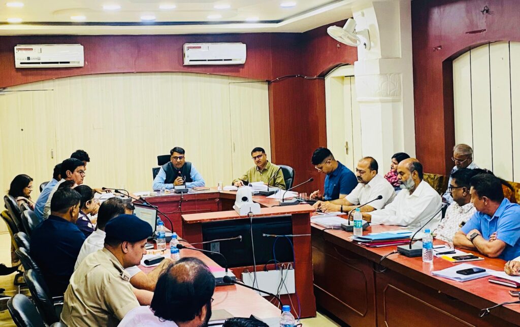 राज्य की फ्लैगशिप योजनाओं का जिला कलेक्टर ने किया रिव्यू