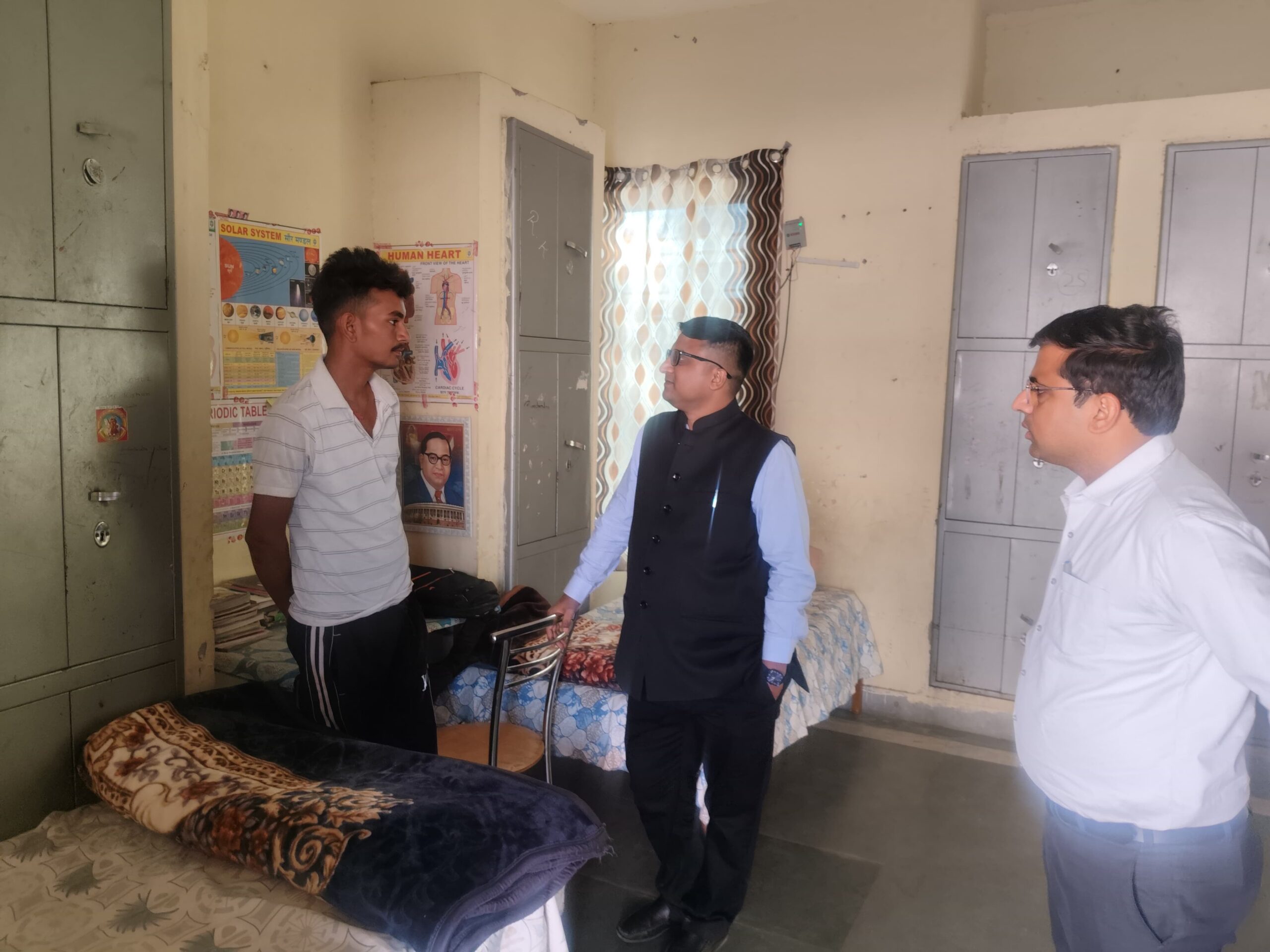 जिला कलेक्टर ने नोखा में राजकीय छात्रावास और अन्नपूर्णा रसोई सहित विभिन्न कार्यालयों का किया निरीक्षण