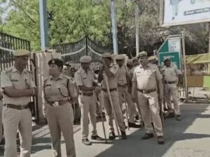मजदूर आंदोलन के दौरान विधायक रविंद्र भाटी ने खुद पर छिड़का पेट्रोल, पुलिस ने हिरासत में लिया