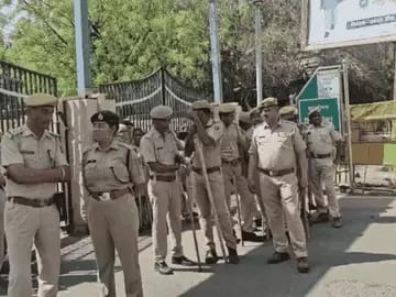 मजदूर आंदोलन के दौरान विधायक रविंद्र भाटी ने खुद पर छिड़का पेट्रोल, पुलिस ने हिरासत में लिया