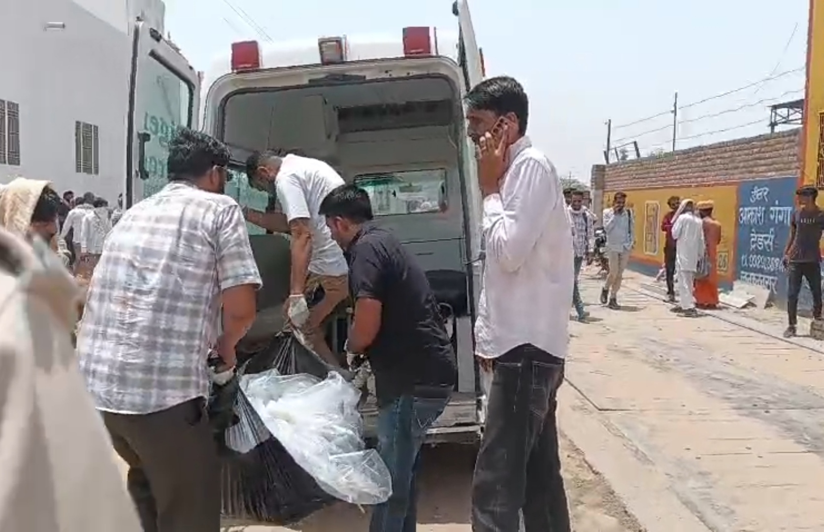 लूणकरणसर में दर्दनाक सड़क हादसा: ट्रक की चपेट में आने से महिला की मौत, टाइगर फोर्स और पुलिस टीम मौके पर पहुंची