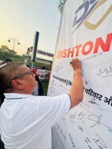 नशा मुक्ति हस्ताक्षर वॉल पुलिस अधीक्षक मृदुल कच्छावा को भेंट, सार्वजनिक स्थल पर लगाने की घोषणा