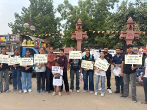 नशा मुक्ति हस्ताक्षर वॉल पुलिस अधीक्षक मृदुल कच्छावा को भेंट, सार्वजनिक स्थल पर लगाने की घोषणा