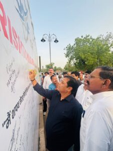 नशा मुक्ति हस्ताक्षर वॉल पुलिस अधीक्षक मृदुल कच्छावा को भेंट, सार्वजनिक स्थल पर लगाने की घोषणा