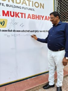 नशा मुक्ति हस्ताक्षर वॉल पुलिस अधीक्षक मृदुल कच्छावा को भेंट, सार्वजनिक स्थल पर लगाने की घोषणा