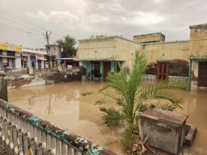 मानसून पूर्व बारिश से कालू कस्बा बना टापू, कई घरों में घुसा पानी