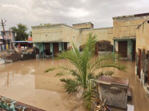 मानसून पूर्व बारिश से कालू कस्बा बना टापू, कई घरों में घुसा पानी
