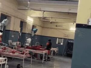 पीबीएम अस्पताल में धरना दे रहे कांग्रेस नेताओं को पुलिस ने लिया हिरासत में