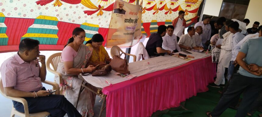 ग्रामीण सेवा शिविर में किसानों को मिले बीज मिनीकिट, विभागों ने दी योजनाओं की जानकारी