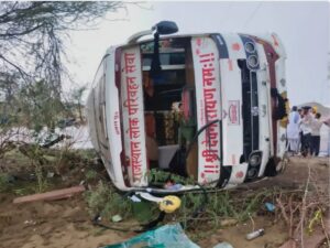 सरदारशहर में लोक परिवहन बस पलटी, 7 वर्षीय मासूम की मौत, 20 से अधिक यात्री घायल