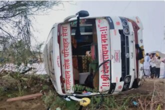 सरदारशहर में लोक परिवहन बस पलटी, 7 वर्षीय मासूम की मौत, 20 से अधिक यात्री घायल