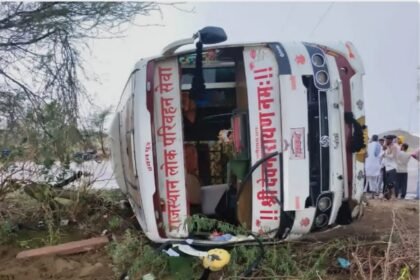 सरदारशहर में लोक परिवहन बस पलटी, 7 वर्षीय मासूम की मौत, 20 से अधिक यात्री घायल