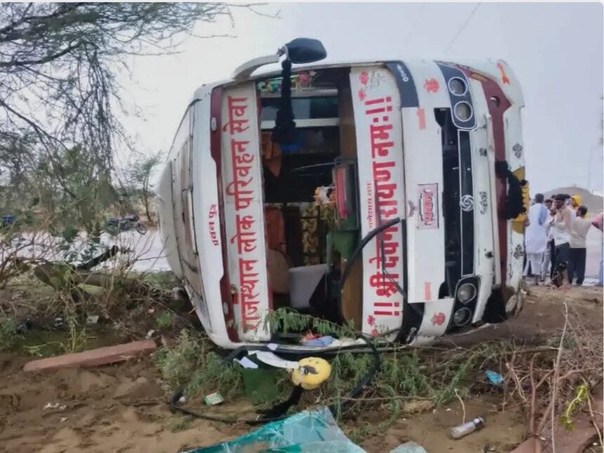 सरदारशहर में लोक परिवहन बस पलटी, 7 वर्षीय मासूम की मौत, 20 से अधिक यात्री घायल