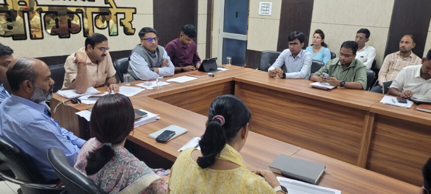 जिला कलेक्टर ने वीडियो कॉन्फ्रेंस के माध्यम से की शहरी और ग्रामीण सेवा शिविरों की प्रगति समीक्षा