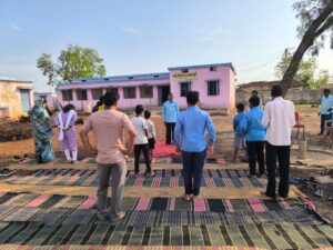 ग्राम सोमाईखुर्द शाला में योग दिवस पर उमड़ा उत्साह, बच्चों और ग्रामीणों ने सीखे स्वस्थ जीवन के गुर सोमाईखुर्द शाला