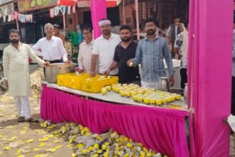 निर्जला एकादशी पर नर नारायण सेवा संस्थान ने लगाया विशाल सेवा शिविर, शीतल पेय व फल वितरित