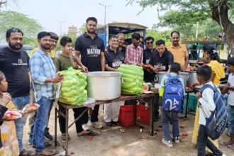 1100 किलो तरबूज 201 किलो ताजा घिया की सेवा -टीम नेशन फर्स्ट फाउंडेशन द्वारा