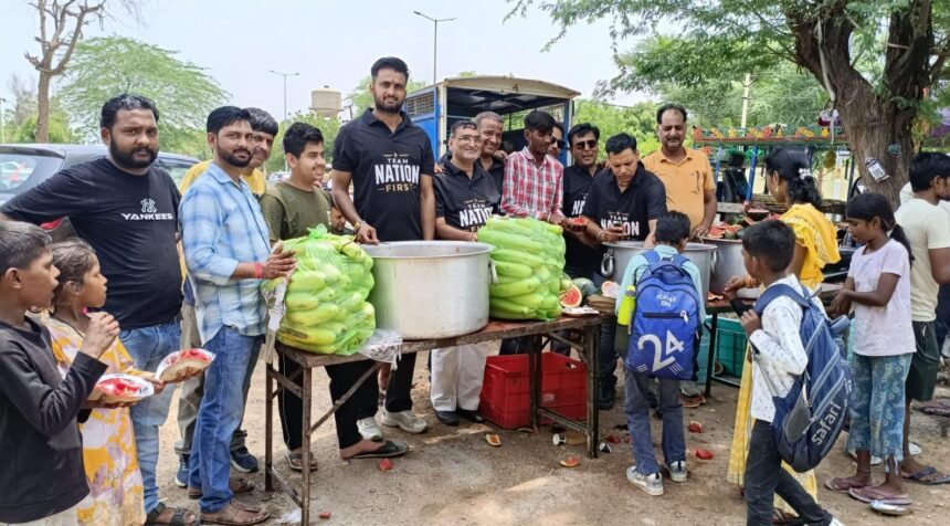 1100 किलो तरबूज 201 किलो ताजा घिया की सेवा -टीम नेशन फर्स्ट फाउंडेशन द्वारा