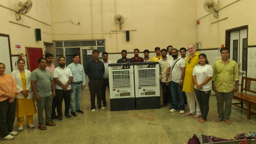 गोविन्द्स ट्रस्ट ने कैंसर अस्पताल में बांटे फल-छाछ, मरीजों के लिए भेंट किए दो एयर कूलर