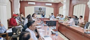 जिला कलेक्टर ने ग्रामीण-शहरी सेवा शिविर, संपर्क पोर्टल मानसून की तैयारी और मौसमी बीमारियों की समीक्षा की