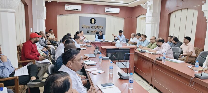 जिला कलेक्टर ने ग्रामीण-शहरी सेवा शिविर, संपर्क पोर्टल मानसून की तैयारी और मौसमी बीमारियों की समीक्षा की