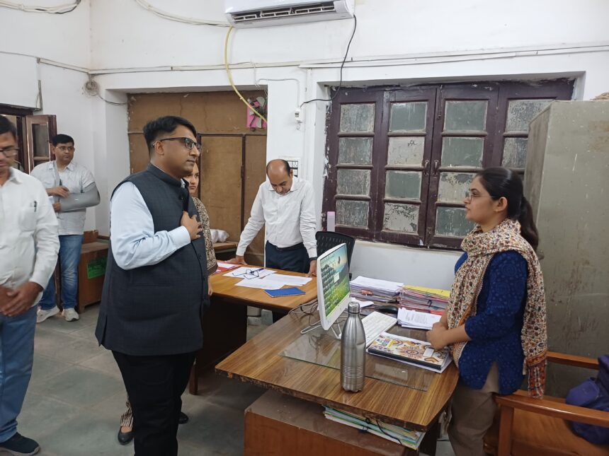 जिला कलेक्टर निशांत जैन ने जिला परिषद कार्यालय का किया निरीक्षण, समयबद्ध कार्य निष्पादन के दिए निर्देश