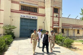 जिला कलक्टर एवं पुलिस अधीक्षक ने केंद्रीय कारागृह का किया औचक निरीक्षण